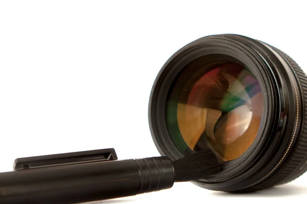 Macchina fotografica moderna Pulizia lente con pennello vista da vicino — Foto Stock