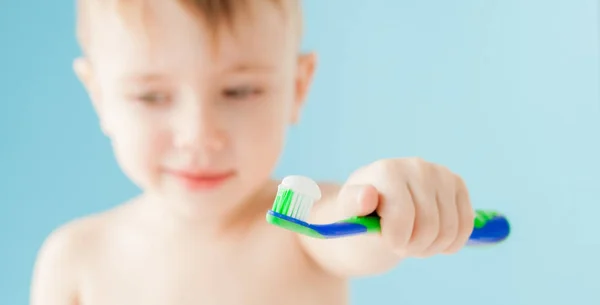 Πορτρέτο του μικρού αγοριού με οδοντόβουρτσα σε μπλε φόντο — Φωτογραφία Αρχείου