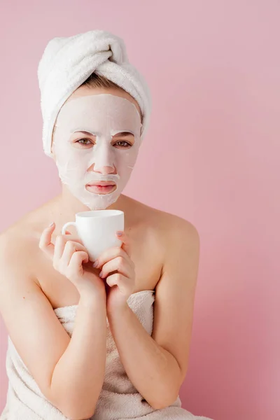 Portret pięknej dziewczyny w szlafroku z filiżanką herbaty, koncepcja relaksu blondynka w szlafroku i ręczniku na głowie po prysznicu. Spa kobieta w szlafroku i turban — Zdjęcie stockowe