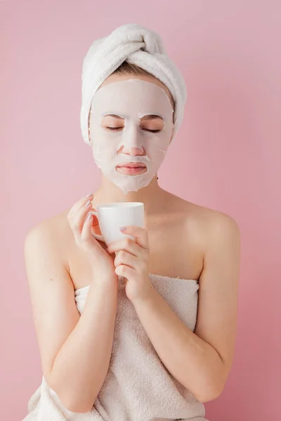 Retrato de una hermosa chica en albornoz con una taza de té, concepto de relajación mujer rubia con albornoz y toalla en la cabeza después de la ducha. Mujer spa en albornoz y turbante — Foto de Stock