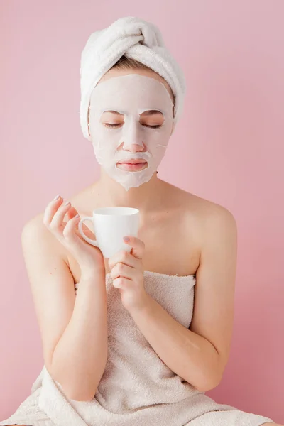 Portrait de belle fille en peignoir avec une tasse de thé, concept de détente femme blonde en peignoir et serviette sur la tête après la douche. Spa femme en peignoir et turban — Photo