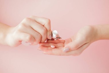 Kadın pembe hap tablet, pembe arka plan ver. Üstten Görünüm. Düz yatıyordu. Uzay kopyalayın. Tıp kavramı