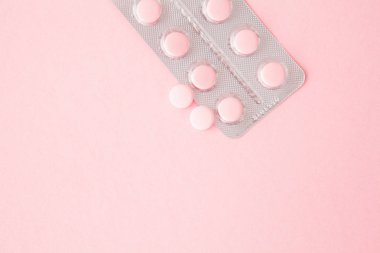 Pembe hapları pembe bir arka plan kopya alanı