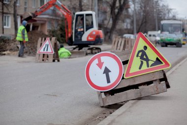 Yol işaretleri, yol, yol onarım sokak arka plan, kamyon ve Ekskavatör kazma delik