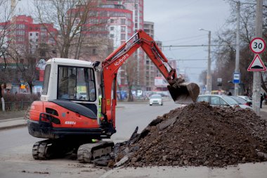 Kiev, Ukrayna - 22 Şubat 2019: Komün yansıtıcı özel yelekler içinde yol işçilerden bir grup görüşüyorlar acil bir durum ne zaman borular kaçağı ortadan kaldırmak için bir delik kazma