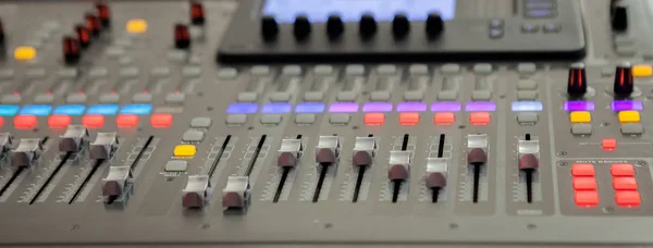 Ljudinspelning studio mixing skrivbord. Kontrollpanel för musikmixer — Stockfoto