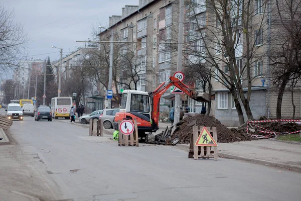 【 キエフ 27、ウクライナ - 2019 年 2 月 22 日: パイプの漏れを排除するために穴を掘るとき、反射の特別なベストの公共施設から道路の労働者のグループは緊急を議論しています。 — ストック写真