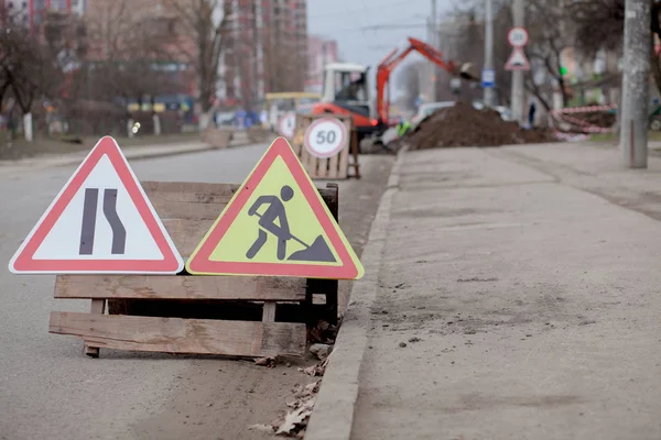 道路標識、迂回、街路の背景、トラック ショベル掘削孔の道路修理 — ストック写真