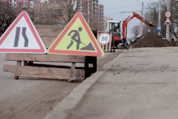 道路標識、迂回、街路の背景、トラック ショベル掘削孔の道路修理 — ストック写真