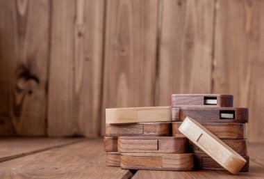 Ahşap arka plan üstünde birçok ahşap usb birden parlamak götürmek