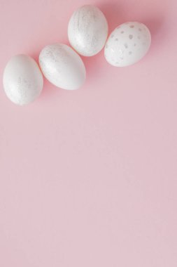 Kopya alanı ile pembe arka plan üzerinde beyaz Paskalya yumurta. Üstten Görünüm düzenleme dekorasyon mutlu Paskalya tatili arka plan kavramı bir kadeh. Tasarım pastel tonda en az düz lay