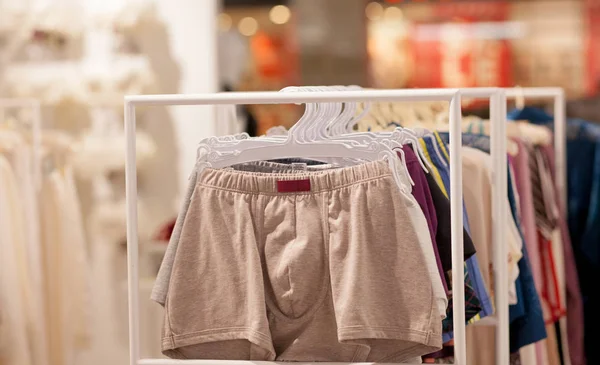 Biancheria intima da uomo in una boutique. Pubblicità, vendita e concetto di moda — Foto Stock