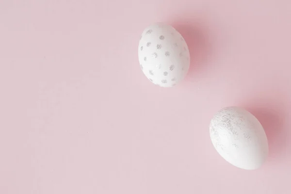 Wit Easter eggs op roze achtergrond met kopie ruimte. Bovenaanzicht shot van de concept regeling decoratie Happy Easter vakantie achtergrond. Ontwerp pastel Toon in minimale plat lag — Stockfoto