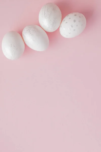 Huevos de Pascua blancos sobre fondo rosa con espacio para copiar. Vista superior plano de decoración arreglo Feliz Pascua concepto de fondo de vacaciones. Diseño de tono pastel en la posición plana mínima —  Fotos de Stock