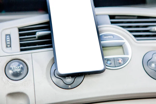 Smartfon w samochodzie dla Navigate lub jazdy samochodem z Gps. — Zdjęcie stockowe