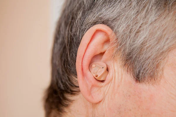 Close-up Aparat auditiv digital modern în urechea bătrânului — Fotografie, imagine de stoc