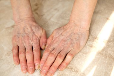 bir kadının elleri wmarble zemin üzerine yerleştirmek için metin