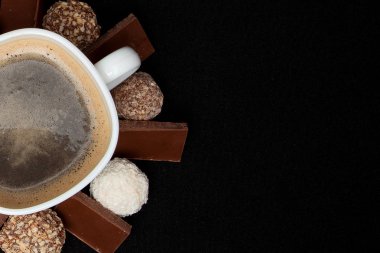 Cofe, yığın siyah ve beyaz siyah arka plan, metin için yer izole çikolata