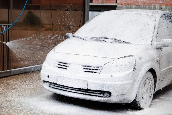 Autolavaggio con schiuma nella stazione di lavaggio auto. Lavaggio auto. Lavatrice — Foto Stock