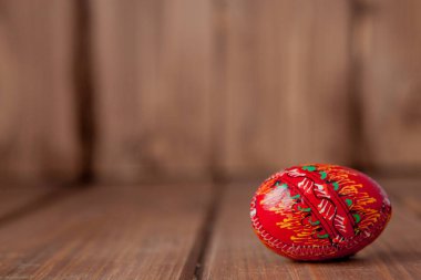 Ahşap arka plan kopya alanı ile easter egg