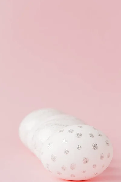 Білий пасхальні яйця на рожевий фон з копією простору. Вид зверху постріл концепції домовленості прикраса щасливої Пасхи свято фону. Дизайн пастельні тони в мінімальний плоских лежав — стокове фото
