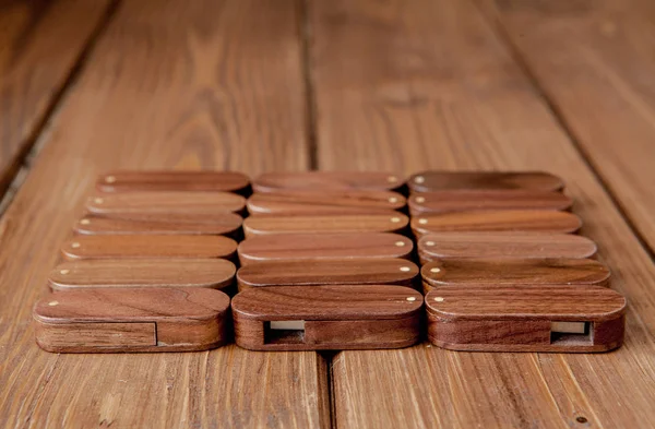Beaucoup de lecteur flash USB en bois sur fond en bois — Photo
