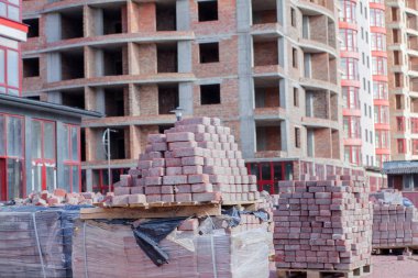 Yeni kaldırım döşeme İnşaat malzemeleri kaldırım yeniden inşası için palet üzerinde. Seçici odak, yakın çekim