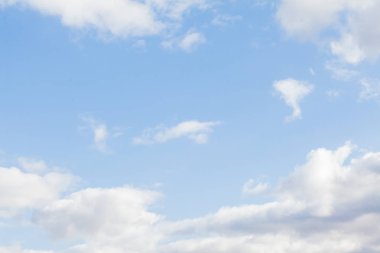 Mavi gökyüzü arka plan bulutlar ile. Beyaz bulutların üstünde mavi gökyüzü