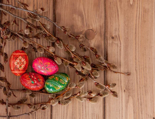 Csendélet Pysanka, díszített húsvéti tojás, száraz fűzfa ágakat a fekete fából készült háttér, felülnézet, másol hely — Stock Fotó