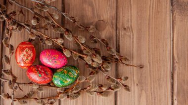 Natürmort Pysanka ile dekore edilmiş Paskalya yumurtaları, siyah ahşap arka plan, üstten görünüm, kopya alanı kuru söğüt dalları
