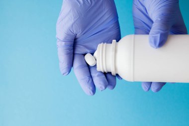 Doktor götürdü el tam holding'ın hapları, yukarıdan görüntülemek