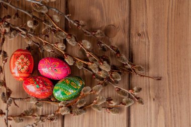 Natürmort Pysanka ile dekore edilmiş Paskalya yumurtaları, siyah ahşap arka plan, üstten görünüm, kopya alanı kuru söğüt dalları