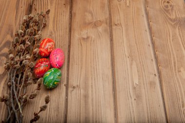 Natürmort Pysanka ile dekore edilmiş Paskalya yumurtaları, siyah ahşap arka plan, üstten görünüm, kopya alanı kuru söğüt dalları