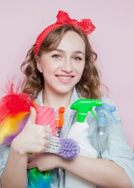 Pin-up makyaj ve saç modeli ile görev olan güzel kadın