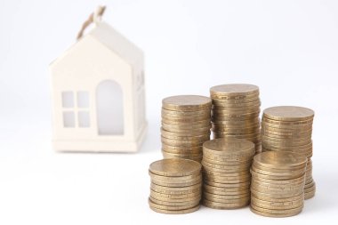 Sikke yığını Mini ev. Yatırım amaçlı gayrimenkuller kavramı. Konut kredi