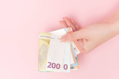 Euro banknot para erkek pembe arka plan eller. İşletme