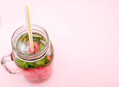 Karpuz ve içme parçası ile soğuk taze limonata kavanozu