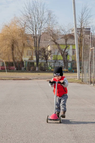 Criança andar de scooter ao ar livre, crianças esporte ativo — Fotografia de Stock