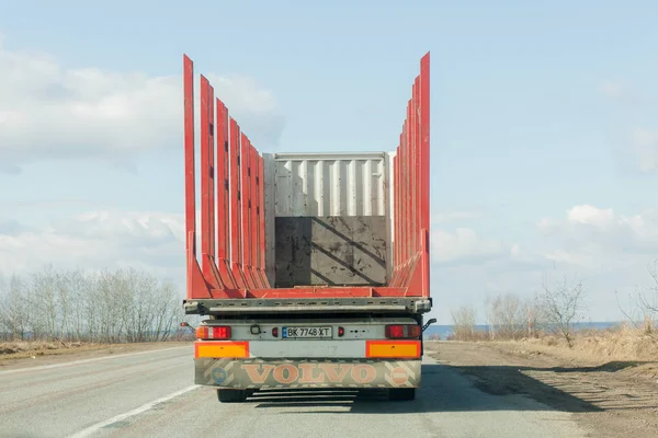 基辅, 乌克兰-2019年3月6日: 在公路上运输木材的大型卡车 — 图库照片