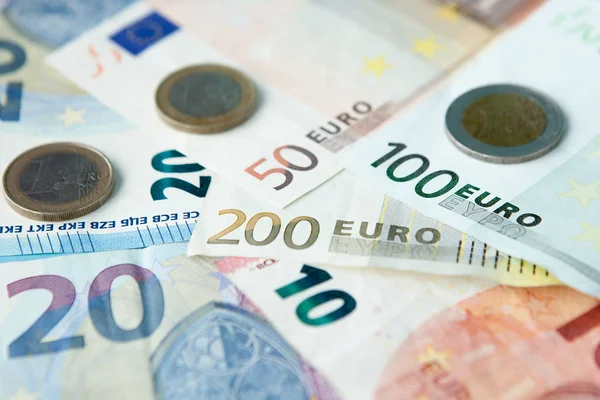 Fondo de billetes y monedas en euros. Concepto de dinero y finanzas . — Foto de Stock