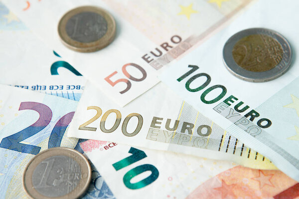 Евро банкноты и монеты фон. Концепция денег и финансов
.