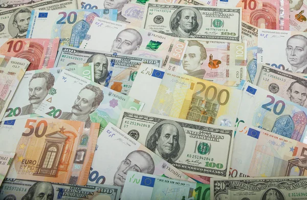 Concepto de dinero y finanzas. Billete nuevo de cien dólares sobre fondo abstracto colorido de billetes ucranianos, americanos y euro en moneda nacional — Foto de Stock