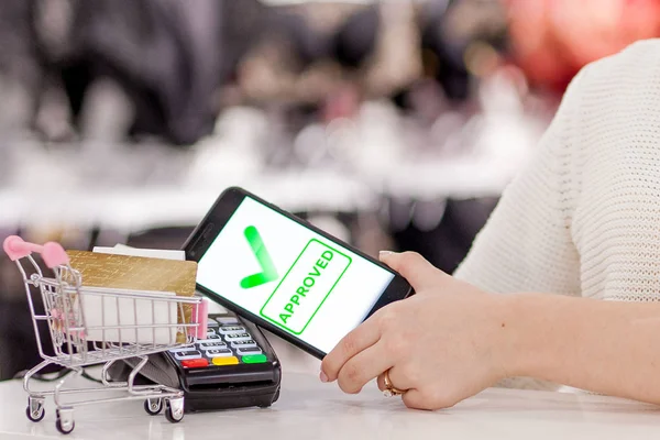 POS terminali, cep telefonlu ödeme makinesi. NFC teknolojisi ile temassız ödeme — Stok fotoğraf