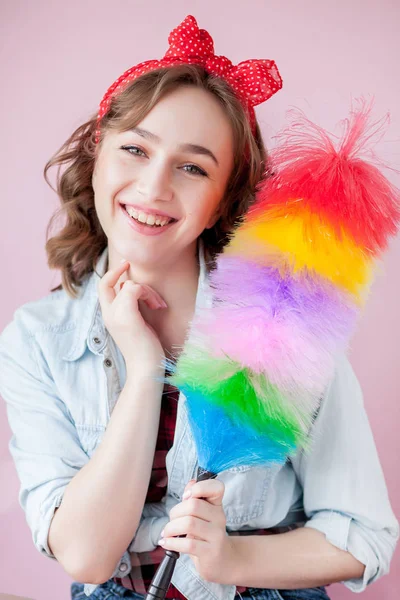 Czyszczenie kobieta. Uśmiechający się dziewczyna pinup posiada kolorowy prochowiec — Zdjęcie stockowe