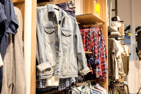 Shorts, skjortor, T-shirts och jacka på butiks hyllan. Fashi — Stockfoto