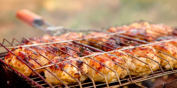 Marinated chicken legs on the grill in the smoke. A picnic, tast — Stock Photo, Image