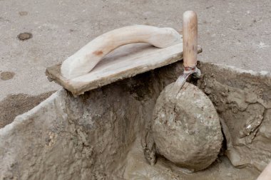 Sıva ve spatula bina metal kova. Yukarıda görüntülemek ve yakın çekim