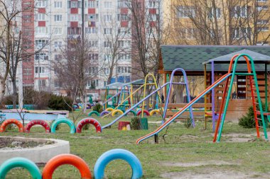 Bir çocuk parkı, kumsalda bir sürgülü kaydırak.