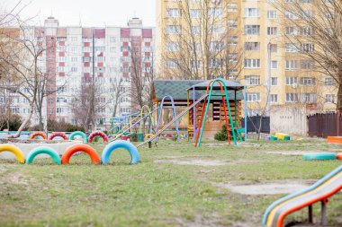 Bir çocuk parkı, kumsalda bir sürgülü kaydırak.