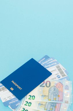 Pasaport, euro üzerinde mavi arka plan ve uçak biletleri. SP kopyalama